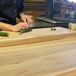 NOMI RESTAURANT - きゅうり二本切ったら包丁を研ぎます