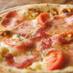 Prosciutto and tomato pizza