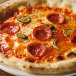 페퍼로니 살라미와 하라페뇨의 매운 피자