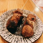 やきとん酒場 ヤマネ肉店 - 確かタン（右）とカシラ（左）