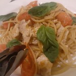 オステリア ピテカントロポ - メカジキとフレッシュトマトのパスタ