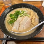 炭火串焼き・ラーメン にのまえ - 貝だし豚骨ラーメン