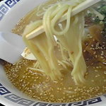 大八ラーメン - 麺は中細麺ストレート。標準で丁度良いくらい。