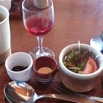 茶苑セット（1,100円）の食前酢とサラダと、ハヤシライスに入れるコーヒーゼリーとフレッシュ