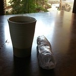 茶苑 - 水とおしぼりと中庭の景色