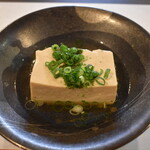 京風おでんと旬菜 自画自賛 - お豆腐屋さんの絹豆腐です！出汁が染みても大豆の甘味と香りはしっかりと残っています！
数量に限りがあるのでお早めに…。