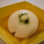 Kyoufuu Oden To Shunsai Jigajisan - ふわふわのはんぺんにバターと青のりを乗せて提供します！