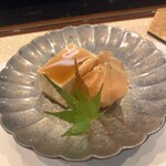 鮨 難波 - ホオズキは食用。中身は南国のフルーツのような味