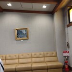 特選近江牛レストラン ティファニー - 平日お昼の2時40分でも待たねば。流行ってんねぇ。