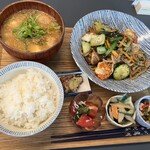 フーナ - 相方さんは「海鮮焼きそば定食」麺類にもしっかりご飯とお味噌汁が付いています！(⑅•͈૦•͈⑅)