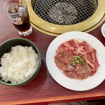 Yakiniku Taikou - セレクトランチ(¥1050)
                      の「カルビ」と「ハラミ」