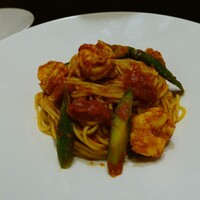 ピアット・スズキ - 海老とアスパラのトマトスパゲッティ