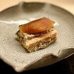 道人 - ⑤柿なます
      ～大徳寺麩、胡瓜、柿の胡麻和えの柿なます。大きな自家製の唐墨をのせて、甘味ある柿に塩味を加えて胡麻との相性も抜群。年齢とともに柿を使った料理の美味さが良くわかる。