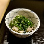 道人 - ③お造り
      ～それに驚きの肝ポン酢。盛られた小葱の下には大きな塊の肝がごろごろと食べ応え十分。