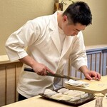 道人 - 真鯛と丸ハギ（明石産）。斜めに切り分けた真鯛と短冊状に塊となった丸ハギは噛み締められるほど。こういう切り分け方は初めてかな。