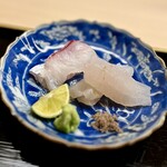 道人 - ③お造り
      ～真鯛と丸ハギ（明石産）。斜めに切り分けた真鯛と短冊状に塊となった丸ハギは噛み締められるほど。こういう切り分け方は初めてかな。