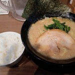 Yokohama Iekei Ra-Men Haruki - 豚骨ラーメン+無料ライス