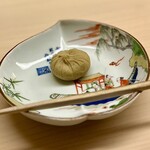 道人 - ⑫デザート
      〜丹波産の栗きんとんは、栗本来の甘さが自然に笑顔にさせる。