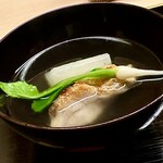 道人 - ②椀物
      ～白甘鯛（愛媛産）、源助大根のシンプルなお椀。澄み切った出汁にグジの甘味と旨味が加わり豊潤な香りに昇華している。椀を頂くときが1番の幸せ、出汁を啜る音しか聞こえないひと時の静寂が好きだな〜♡