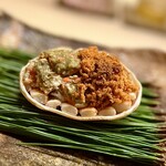 道人 - ①香箱蟹（網野産）
      ～蒸して身を解しただけの香箱蟹は、昨日の月曜日（11/6）に解禁になったばかりの季節を感じる逸品。生姜酢を添えて自然と笑顔になる。網野町の香箱蟹は初めてせこ蟹を頂いた思い出の産地。