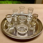 道人 - ご一緒様は無類のお酒好き。お猪口は全てキラキラと美しいバカラ。この美しさには"酒呑みて〜"と叫びそうになる。