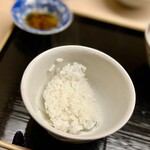 道人 - ⑪煮えばなとお新香
      〜特注の胴長のお釜が炊き上げる煮えばな。ご主人の経験から作られたお釜は金ピカで蒸し加減が絶妙。