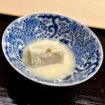 道人 - ⑧里芋揚げの白味噌仕立て
      〜薄い衣で揚げた里芋を白味噌仕立てで頂く。根物の里芋の白味噌仕立ては京都らしくて大好きな一品。