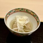 道人 - ⑨鶉のたたき寄せ鍋
      〜鶉のたたき（京都風）、骨ごと叩いてミンチに山芋と卵に白味噌。お鍋に溶け出してきたタイミングが完成形となる旨味たっぷり。骨の食感がアクセントになり白味噌の繊細な香りも楽しめる。