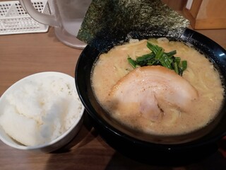 Yokohama Iekei Ra-Men Haruki - 豚骨ラーメン+無料ライス