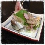 十八番 - 店舗前の生簀のアジの活け造り。