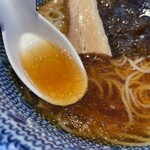 麺将軍 王騎 - 中華そばのスープ