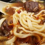 シャオウェイヤボー - 红烧牛肉面、麺。