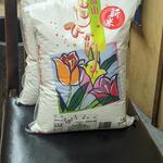 Sugino Akari - お店の入口にお米が置いてあります
