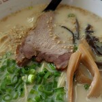 長浜ラーメンまき - 具材もそれなりにのっています(^_^)