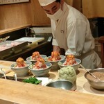 日本橋海鮮丼 つじ半 - 作っているんところも楽しい