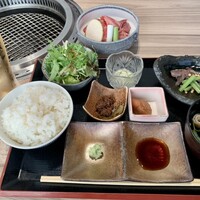 柳橋焼にく わにく - わにく盛り（約140g）
                    焼肉セット（一品・サラダ・白ご飯・お吸い物・ご飯のお供）