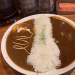 Spice Curry カリカリ - 本体。右がスリランカ風で左が欧風ビーフ。フライドエッグは沈んでます。口の中がひりつく辛さではなく身体の内部からじんわり火照ります。また来ます。