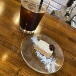 ピッツァ レオーネ - セットのアイスコーヒーと濃厚チーズケーキ