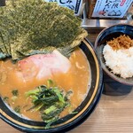 王道家直系 家系ラーメン がく - 