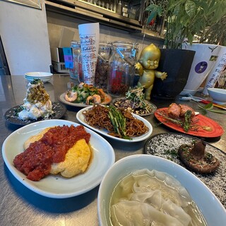 厳選素材の「汁餃子」やおつまみになる「焼き麺」などが勢揃い