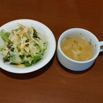 Ishiyaki omuraisu dainingu kuroba dikitchin - オムライスセットのサラダとスープ