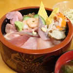 Sushi kyuu - 【ランチサービス】ちらし丼（お吸い物，サラダ，ミニ麺付）