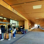 金亀館 - 自由通路（左手が待合室・店舗）