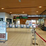 金亀館 - 改札口（右手が待合室・店舗）