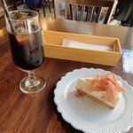 TSUBASA COFFEE - コールドブリュー 750円、柿とゴルゴンゾーラと生ハムのレアチーズケーキ 850円（いずれも税込）