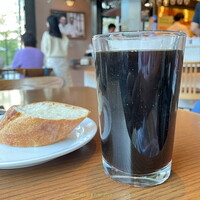Bar Espanol YEBRA - ドリンクバーからアイスコーヒーを持ってくる 甘味とミルクは自分で入れる方式で助かる