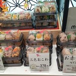 おこわ米八 - 商品棚