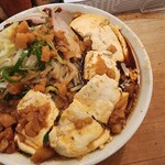 らーめんやまちゃん - お箸で一口大に切ってスープに浸して。