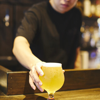 自社輸入の珍しい一杯をはじめ、豊富な樽生クラフトビールで乾杯