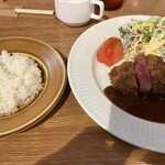 BISTRO On-y-va - ビフカツ右にカラシが添えられてます